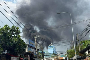 Xưởng keo vừa chạy máy móc khai trương đầu năm thì phát cháy dữ dội ở Bình Tân