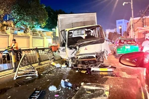 Xe tải tông dải phân cách, nằm chắn ngang đường Út Tịch