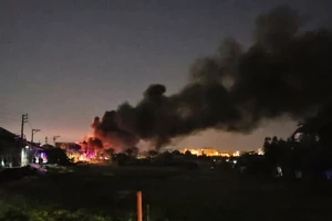 Cháy dữ dội ở một số xưởng, nhiều người dân tháo chạy ra đồng ở Bình Chánh