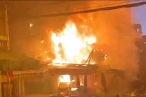 Ki ốt bán quần áo cháy dữ dội ở gần Chợ Hiệp Tân, quận Tân Phú