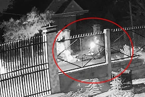 Nghi trộm vờ giúp đỡ người gặp tai nạn để lấy iPhone, dây chuyền vàng... ở Củ Chi