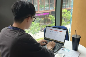 Người nước ngoài có thể nộp hồ sơ xuất nhập cảnh qua online