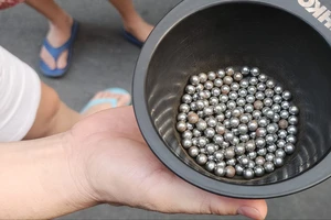 Công an tìm thủ phạm ‘bắn bi sắt’ trúng nhiều nhà dân, ô tô gần Tân Sơn Nhất