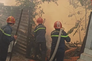 Nhà tạm dùng làm nơi nấu rượu bị thiêu rụi sau vụ cháy ở Bình Tân