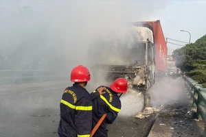 27 cảnh sát PCCC bảo vệ được thùng container trong vụ cháy xe trên cầu Xáng