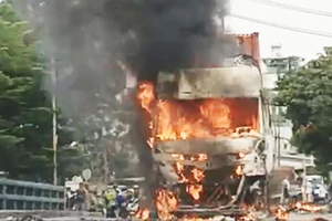 Xe container đang chạy bất ngờ bốc cháy dữ dội trên cầu Xáng