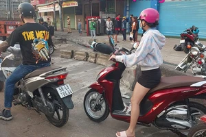 Container tông dải phân cách bê tông văng trúng 2 xe máy ở ngã tư Trung Chánh