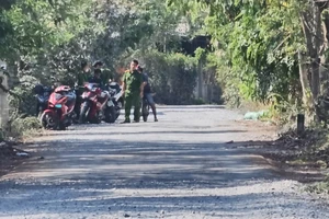 Người phụ nữ nghi bị chồng đâm gục trên đường ở Bình Chánh