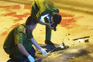 Truy tìm 1 xe ôm trong vụ chém nhầm 2 người thương vong ở quán massage