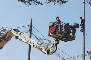 Cảnh sát phong tỏa Quốc lộ 22, cứu thanh niên nghi 'ngáo đá' leo cột đèn