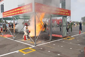 12 tổ liên gia an toàn PCCC lần đầu tranh tài ở hội thi cấp quận