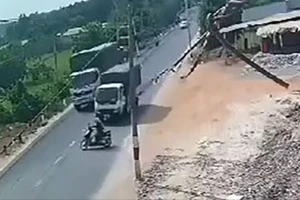 Bị xe tải tông tử vong sau khi phanh gấp, trượt té trên đường