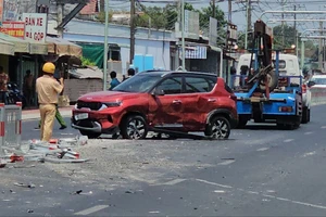 Xe tải nổ lốp tông ô tô xoay vòng trên Tỉnh lộ 8, 2 mẹ con thoát nạn