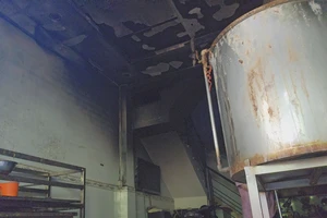 Cháy nhà, 2 vợ chồng chạy về cứu 2 con nhỏ thoát ra ngoài