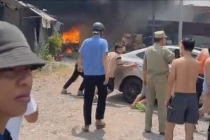 Cháy lớn khu đất ngàn mét vuông, nhiều người hò nhau đẩy ô tô, xe máy...
