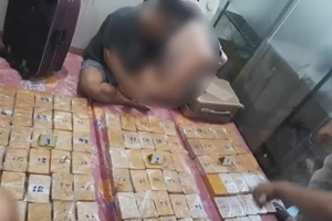 Quận 1: nhóm người Đài Loan chuẩn bị ‘ép’ 184 bánh ma túy vào vỏ pin thì bị bắt