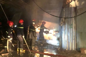 Xưởng gỗ ở Vĩnh Lộc B cháy dữ dội lúc 2 giờ sáng