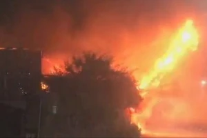 Cháy xưởng gỗ lúc 1 giờ sáng, nhiều bộ bàn ghế khủng bị cháy thành than