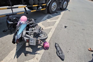 Va chạm xe tải, 2 mẹ con trọng thương kẹt bên hông xe tải