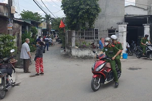 Người đàn ông chết ở căn nhà khóa trái, gần đó là người phụ nữ bị tai biến