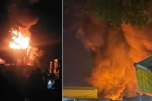 Kho hàng hóa cháy dữ dội lúc 2 giờ sáng, cảnh sát phong tỏa đường nhiều giờ