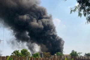 Cháy dữ dội xưởng nón bảo hiểm, nhiều công nhân tháo chạy