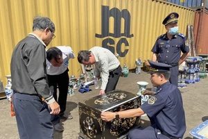 Điều tra vụ buôn lậu hàng chục cổ vật trăm tuổi từ Pháp về Việt Nam