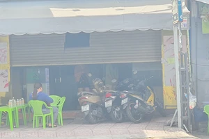 Cháy tiệm spa, cửa cuốn mất điện, 4 nhân viên thoát sang mái nhà hàng xóm