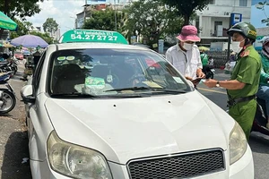 Công an tuần tra, các ‘xe taxi tráo tiền’ ở quận 1, quận 3 “vắng bóng”