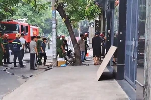 Cháy tiệm làm biển quảng cáo ở Tân Phú, nhiều người xông vào dập lửa