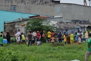 Đuổi bắt chim sáo, phát hiện hàng xóm tử vong trong tư thế treo cổ