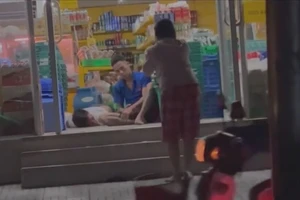 Nhóm người cầm hung khí rượt đuổi chém nhau khiến hai người bị thương