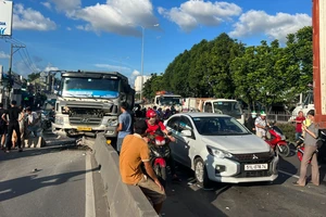 3 ô tô tông liên hoàn ở dốc cầu Bình Phước 1, giao thông ùn ứ