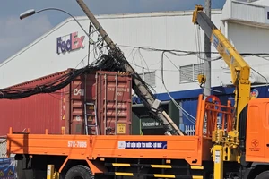 Xe container kéo gãy trụ điện, nhiều đường gần Tân Sơn Nhất ùn ứ