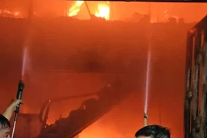 Cháy nhà dân ở KCD Dương Hồng, cụ bà 90 tuổi nhập viện