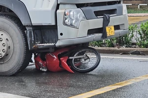 Tai nạn chết người ở vòng xoay Nguyễn Văn Linh, giao thông cửa ngõ phía Tây ùn ứ