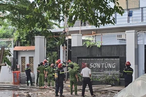 Cảnh sát cứu 11 người kẹt ở sân thượng trong vụ cháy công ty nón bảo hiểm
