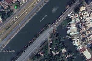 Công an tìm 2 dải phân cách thép bị trộm ở chân cầu Nguyễn Văn Cừ