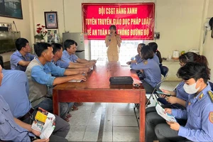 CSGT tăng cường kiểm tra, xử phạt lấn chiếm hành lang an toàn đường sắt