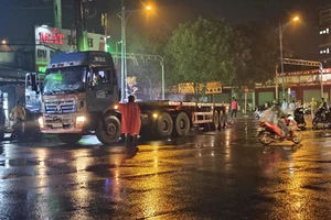 Bị xe đầu kéo cuốn vào gầm, 2 cháu bé tử vong, một phụ nữ nguy kịch