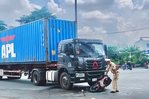 Va chạm xe container và xe máy, 1 người bị hất văng ở gầm cầu vượt Hóa An