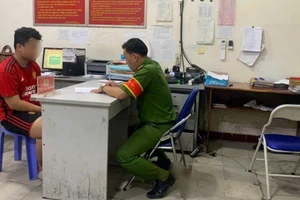 Báo công an bị cướp sau khi đi cầm xe máy và làm rơi điện thoại ở Bình Chánh