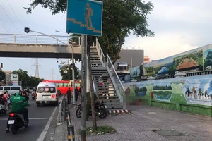 Người đàn ông gục chết trước Bến xe Miền Tây