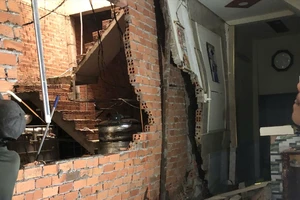 Nổ lò hơi ở Bình Chánh, 6 căn nhà bị sập tường… 1 bé gái bị thương