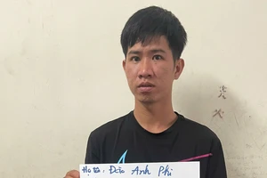 Đập vỡ kính cửa, ném sơn và mắm tôm vào nhà ở Quận 3