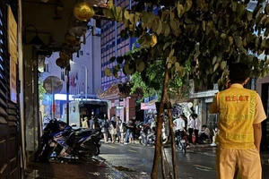 Cảnh sát kiểm tra bar Empire, đưa hơn 200 người về trụ sở