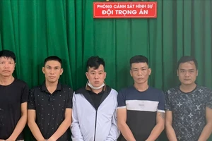 Băng trộm xe diễn trò ‘để anh đóng cửa cho’ rồi đột nhập nhà trọ