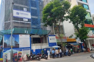 Nam công nhân rơi lầu trọng thương trong công trình ở Quận 1