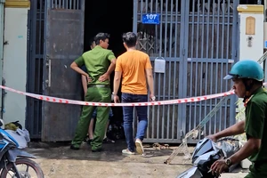 Cháy nhà khóa cửa ở Bình Chánh, nhiều người hoảng loạn