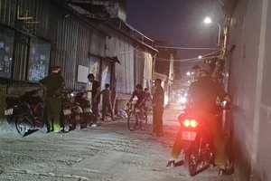 Lửa bốc lên từ xưởng cơ khí sau tiếng nổ ở Bình Tân, hai người bị thương